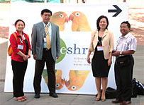 左から；一緒に参加した杉岡（培養室）、理事長、福田（看護部）、インドネシアの教授アリフさん